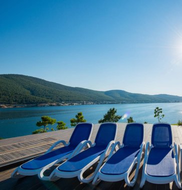 Aydınlık bir yaz gününde açık havada güzel bir yüzme havuzu.