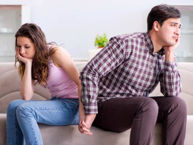 Parçalanmış ilişki konseptinde genç bir aile