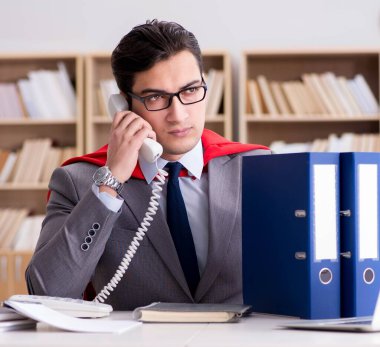 Ofiste çalışan süper kahraman iş adamı.