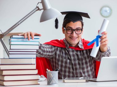 Sınavlara çalışan süper kahraman öğrenci.