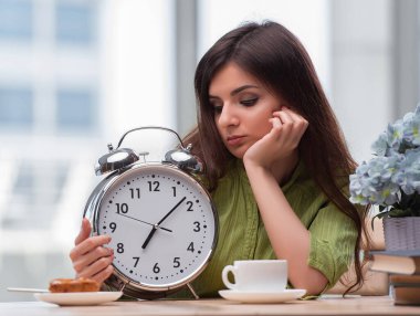 Çalar saati olan öğrenci sınavlara hazırlanıyor