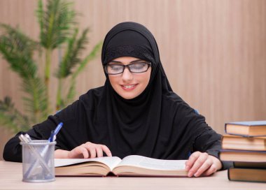 Kadın Müslüman öğrenci sınavlara hazırlama