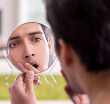 Adam derisindeki sivilceler yüzünden panikliyor.