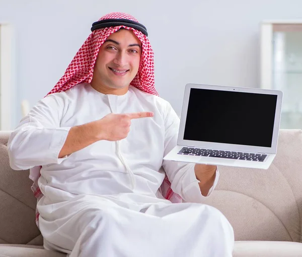 坐在沙发上工作的阿拉伯商人 — 图库照片