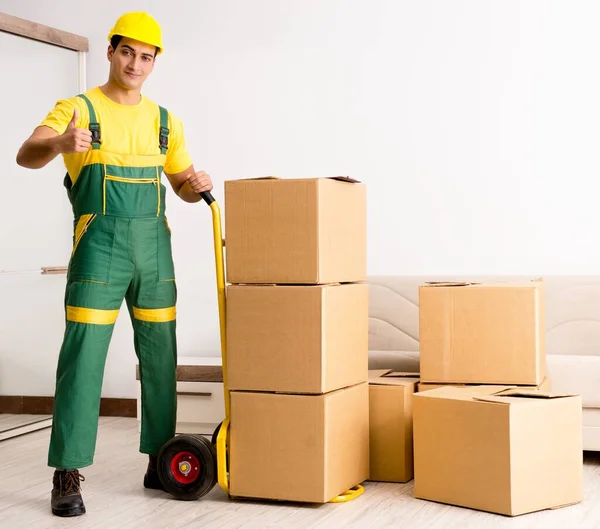 Homem entregando caixas durante a mudança da casa — Fotografia de Stock