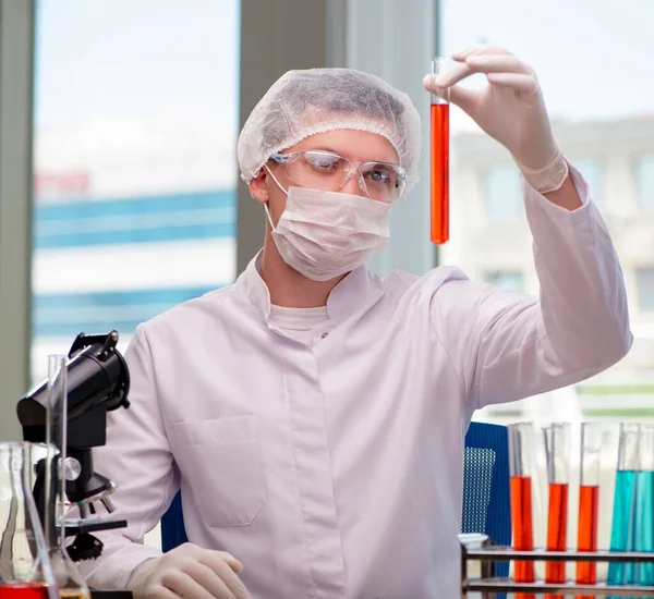 Hombre trabajando en el laboratorio químico en el proyecto de ciencia —  Fotos de Stock