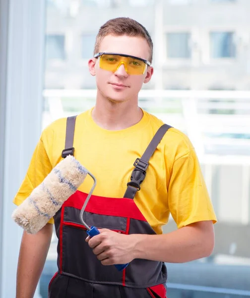 Joven trabajador de la construcción en mono amarillo — Foto de Stock