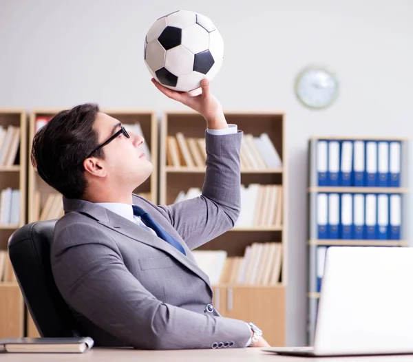 Empresario con balón de fútbol en la oficina —  Fotos de Stock