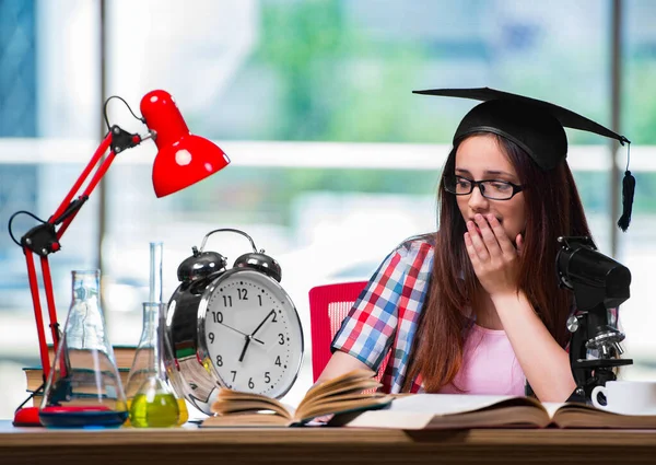 Chica joven preparándose para los exámenes con reloj grande —  Fotos de Stock