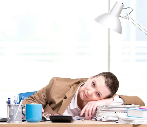 Geschäftsfrau arbeitet im Büro — Stockfoto