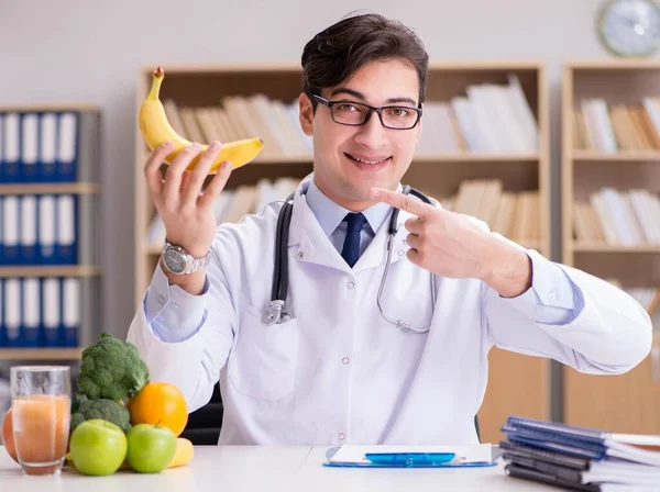 Médecin en régime concept avec des fruits et légumes — Photo