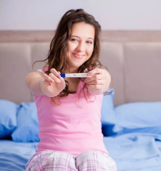 Woman discovering her positive pregnancy test — Stock Photo, Image
