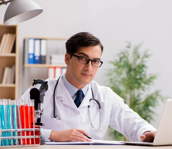 Arzt arbeitet im Labor — Stockfoto