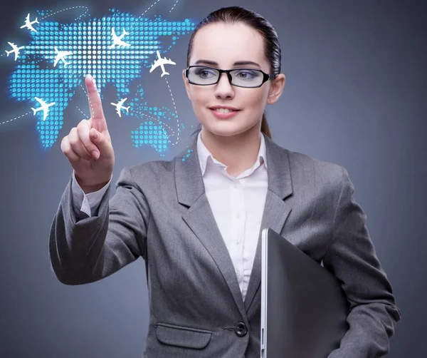 Affärskvinna i air travel koncept — Stockfoto