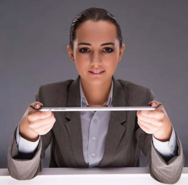 Junge Frau mit Tablet im Geschäftskonzept — Stockfoto