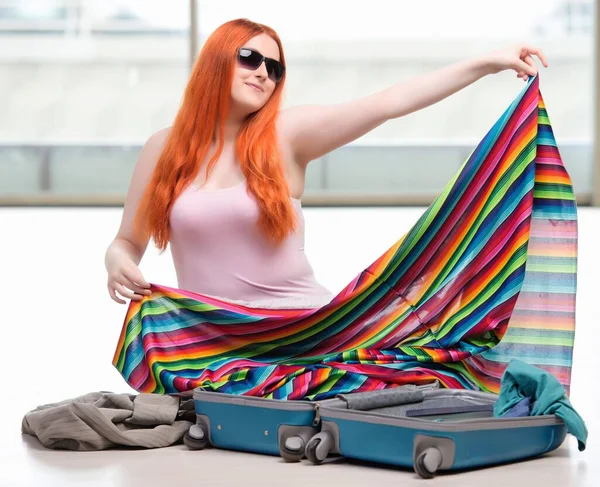 Ung kvinna packning för resor semester — Stockfoto