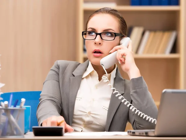 Femme d'affaires stressée par trop de travail au bureau — Photo