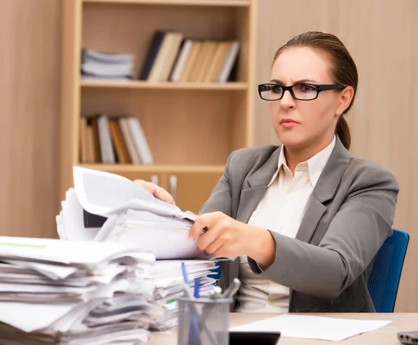 Empresária sob estresse de muito trabalho no escritório — Fotografia de Stock