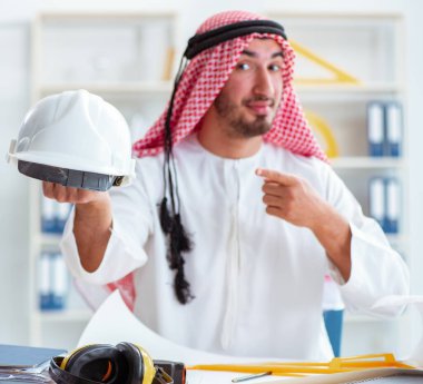 Arap mühendis yeni proje üzerinde çalışıyor