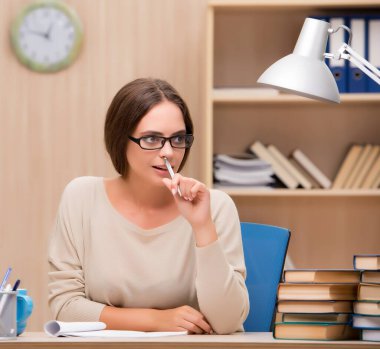 Üniversite sınavlarına hazırlanan genç öğrenci.