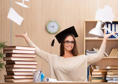 Üniversite sınavlarına hazırlanan genç öğrenci.