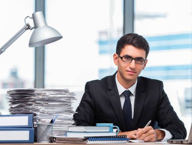 Ofiste çalışan genç bir işadamı.