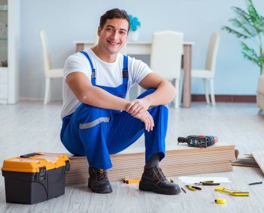 Tamirci evde döşeme kaplaması döşemiş.