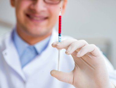 Doktor kan örnekleriyle çalışıyor.