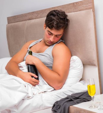 Sonra parti - kalıntı kavramı yatakta adam