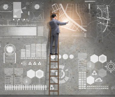 Veri yönetimi kavramında merdivendeki adam