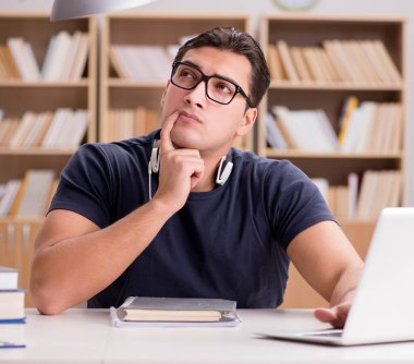 Genç serbest bilgisayar üzerinde çalışıyordu.