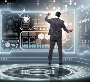 Veri madenciliğinde sanal düğmeye basan adam