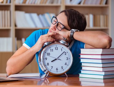 Üniversite sınavlarına hazırlanan öğrenci