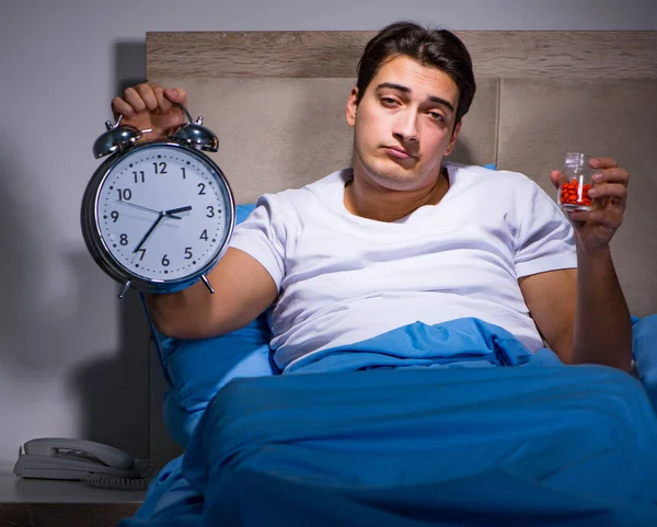 Hombre tomando píldoras médicas del insomnio —  Fotos de Stock