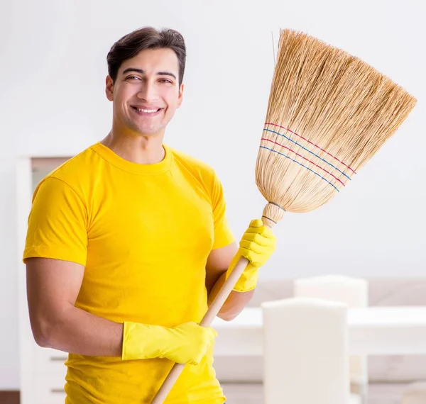 Uomo marito pulizia la casa aiutando sua moglie — Foto Stock