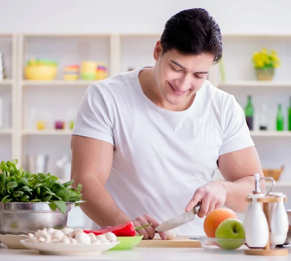 Jovem cozinheiro do sexo masculino trabalhando na cozinha — Fotografia de Stock