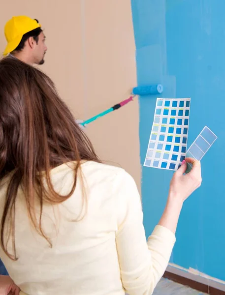 Husband and wife doing renovation at home — Stock Photo, Image