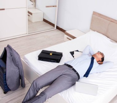 Otel odasında çalışan bir iş adamı.