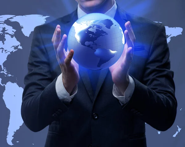Geschäftsmann hält Globus im globalen Geschäftskonzept — Stockfoto