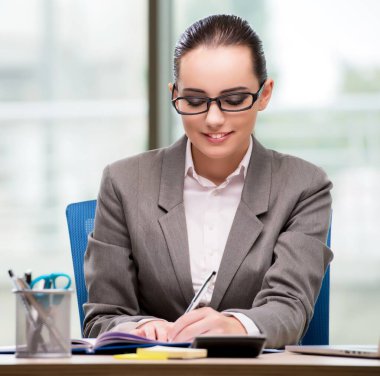 Masasında çalışan iş kadını.