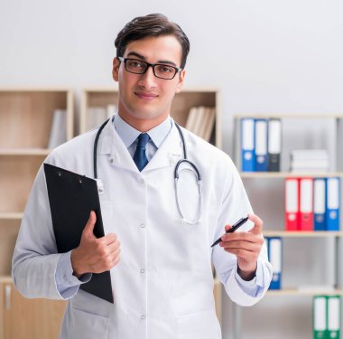 Hastanede çalışan genç bir doktor.