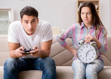 Bilgisayar oyunları bağımlılığından muzdarip genç aile