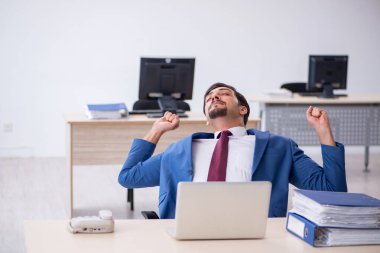 Ofiste çalışan genç bir erkek.