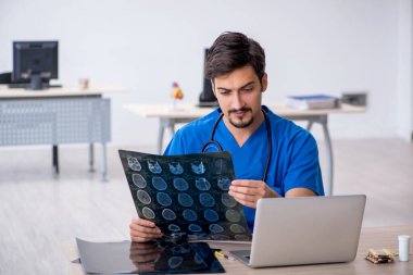 Klinikte çalışan genç bir erkek radyolog.