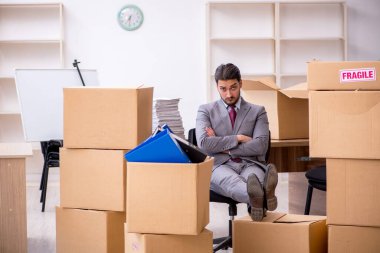 Taşınma konseptinde çalışan genç bir erkek.