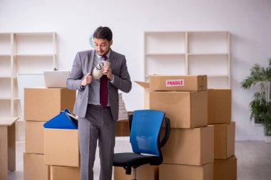 Taşınma konseptinde çalışan genç bir erkek.