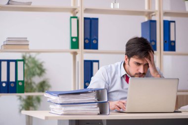 Ofiste çalışan genç bir erkek.