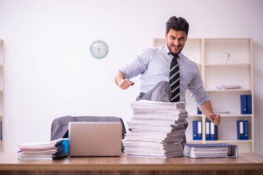 Genç işadamı ofisteki aşırı işten memnun değil.