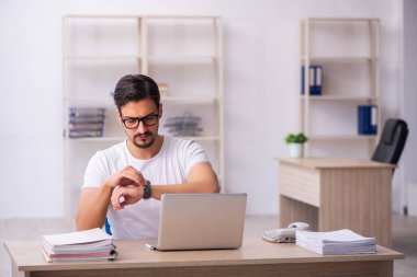 Zaman yönetimi konseptinde genç erkek öğrenci.