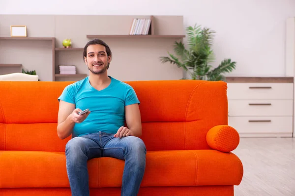 Jeune étudiant mâle regarder la télévision à l'intérieur — Photo